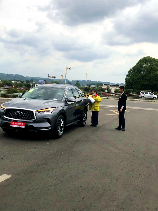 2021.4.26+中路公司+送油救急解客難 熱心服務(wù)暖人心.png 2021.4.26+中路公司+送油救急解客難 熱心服務(wù)暖人心.png