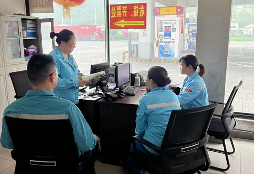 中路能源公司汪洋加油站開(kāi)展“勞動(dòng)美 講崗位故事”活動(dòng).png 中路能源公司汪洋加油站開(kāi)展“勞動(dòng)美 講崗位故事”活動(dòng).png